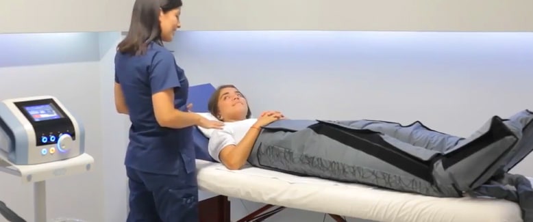 fisioterapista che pratica pressoterapia ad una paziente